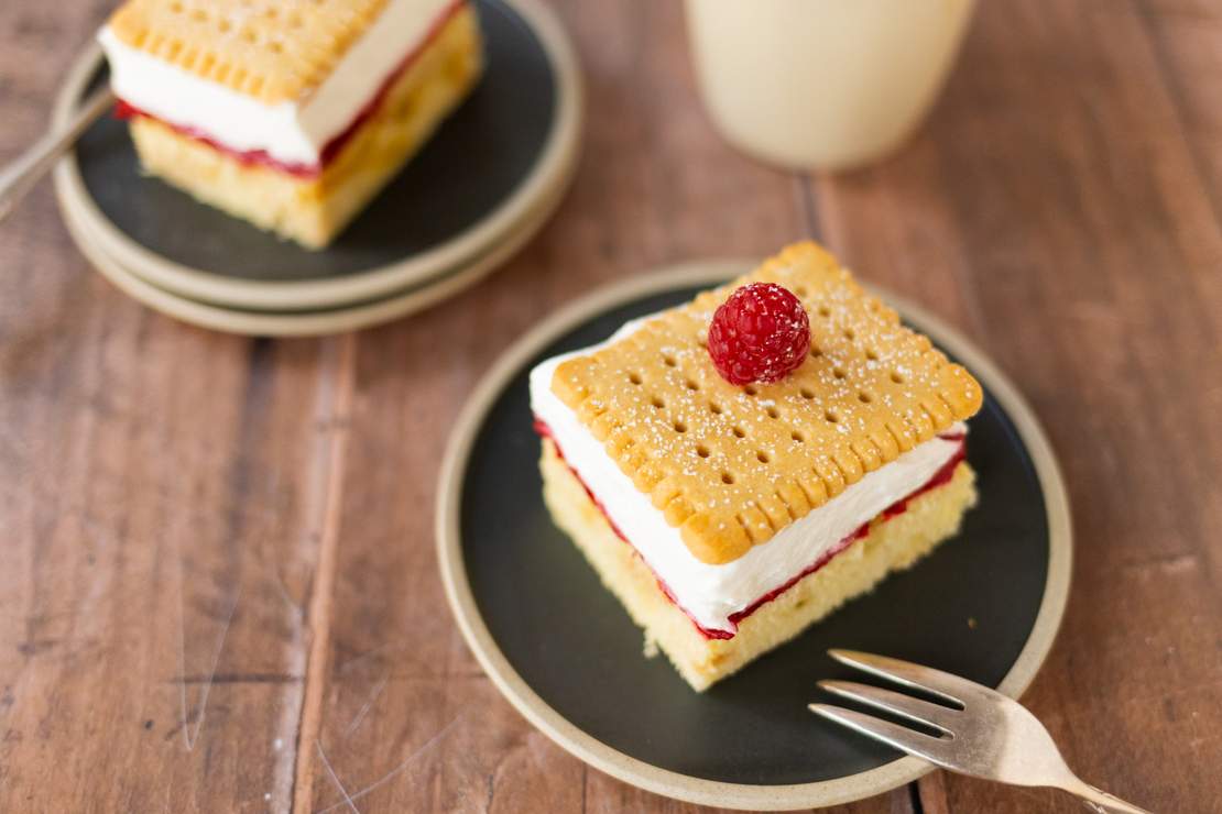 R833 Vegan Raspberry Shortbread Cake