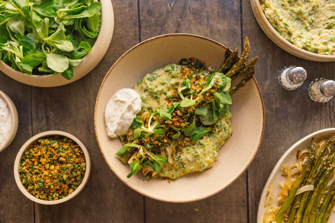 R966 Cremige Zitronen-Polenta mit grünem Spargel, Kräutern und vegane Butterbrösel