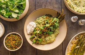 Vegane Zitronen-Polenta mit grünem Spargel, Erbsen und knusprigem Topping