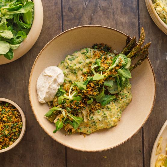 Vegane Zitronen-Polenta mit grünem Spargel, Erbsen und knusprigem Topping