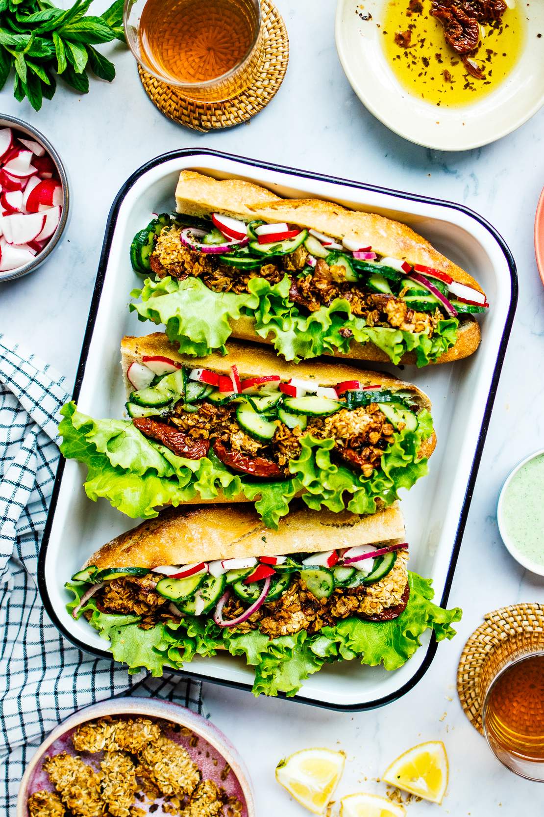 R548 Veganes „Chicken“-Sandwich mit Gurken-Minz-Salat