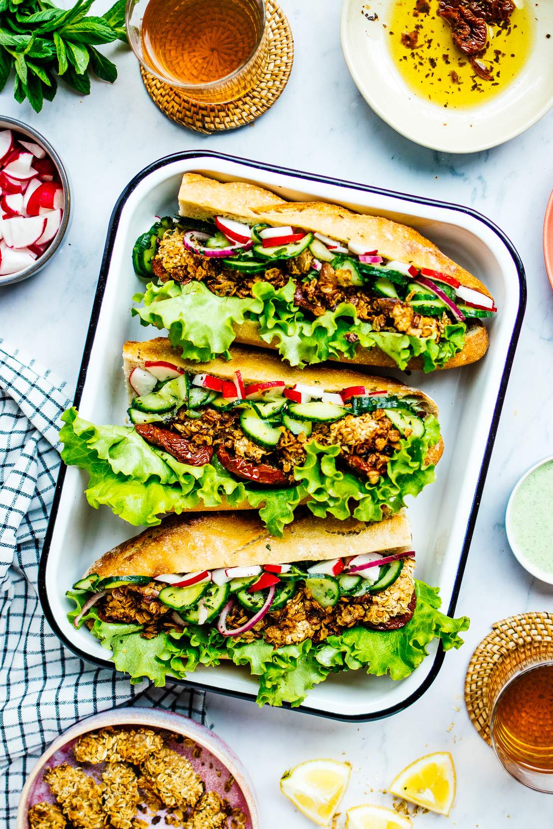 R548 Veganes „Chicken“-Sandwich mit Gurken-Minz-Salat