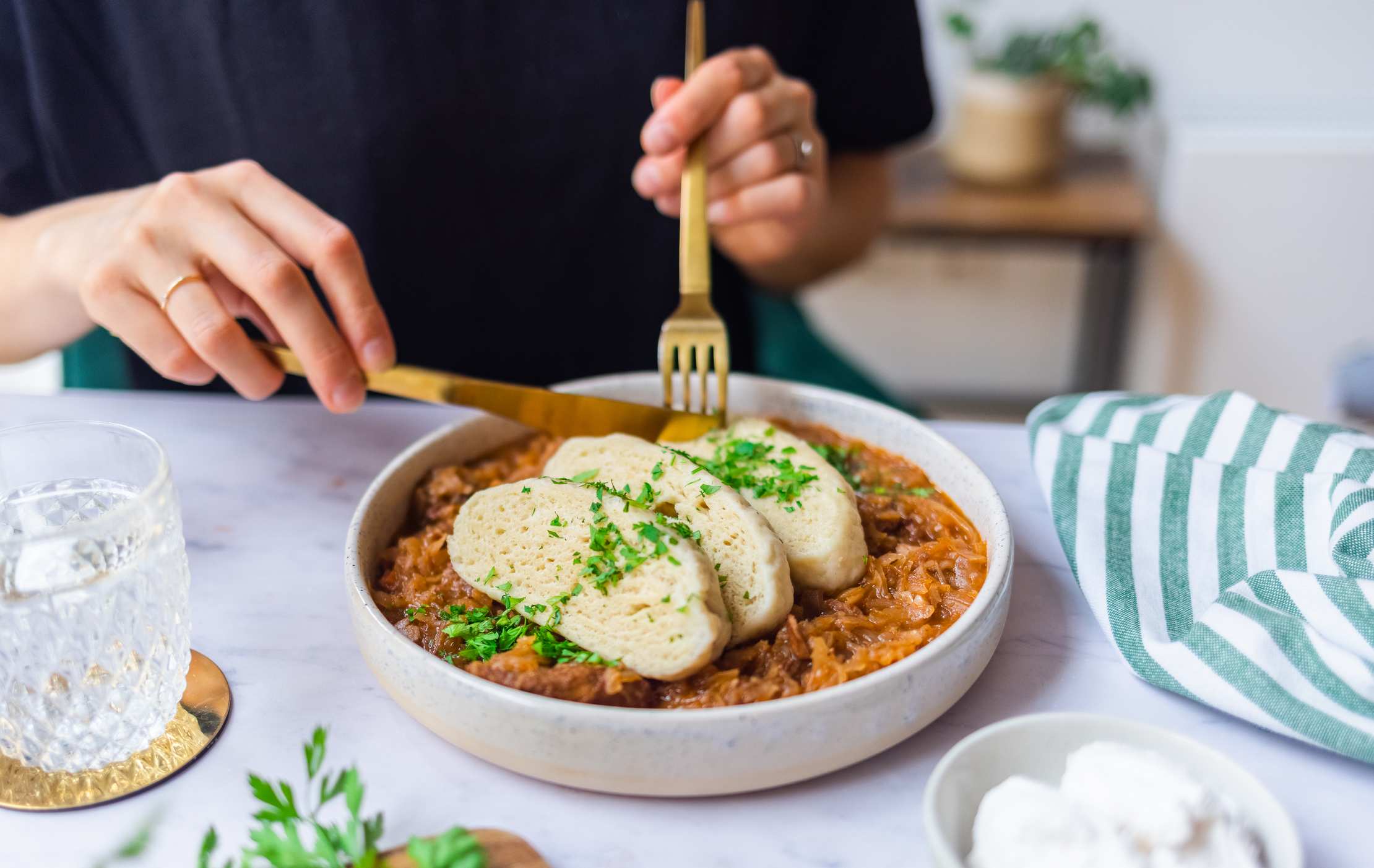 Vegane Böhmische Knödel mit Szegediner Gulasch | Rezept - Zucker&amp;Jagdwurst