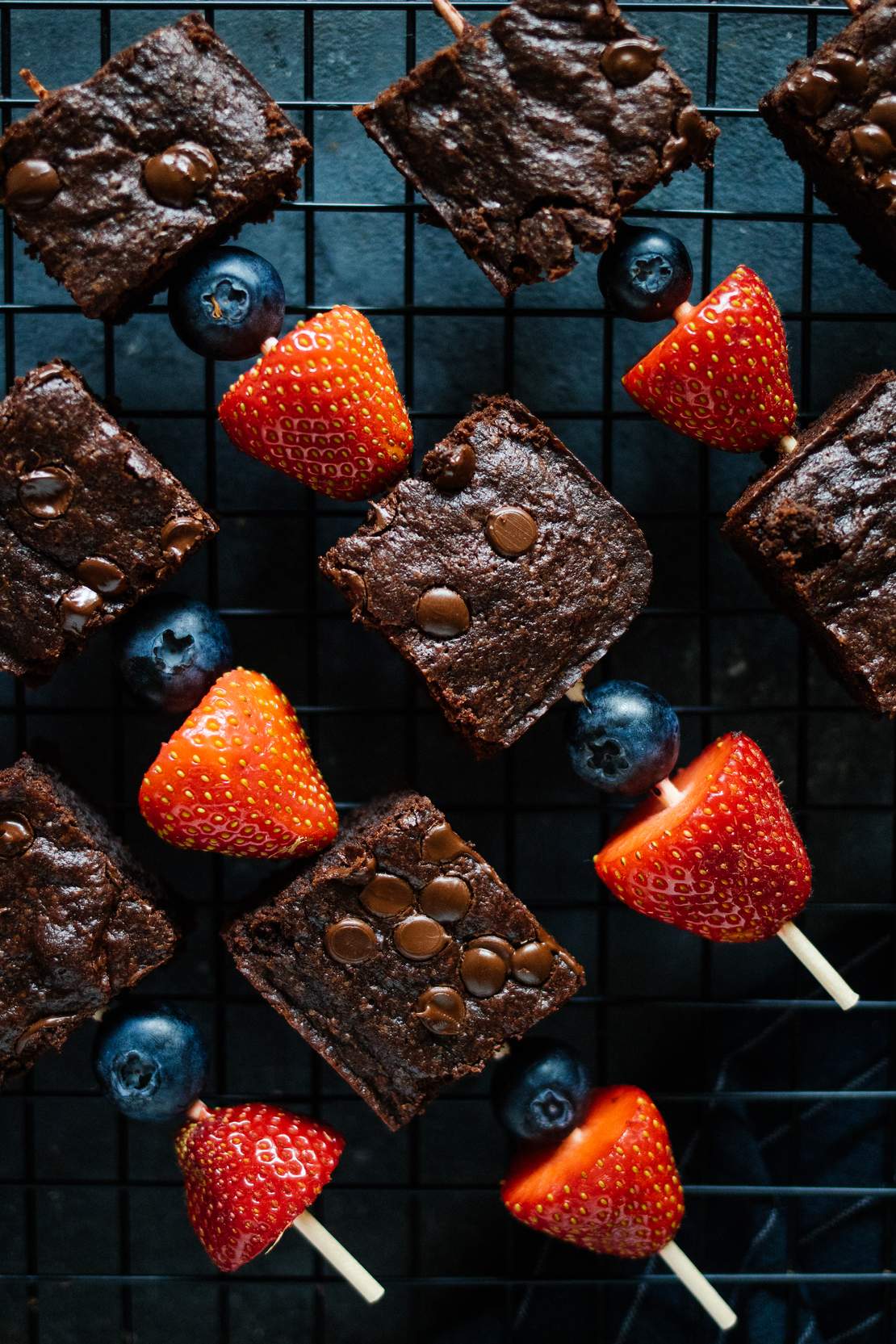 R27 Süße Spieße mit Brownies & Beeren