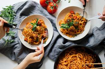 Spaghetti Polpette (vegan “Meatballs“ in Bell Pepper Sauce)