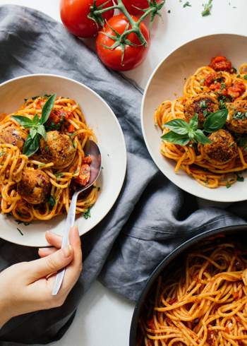 Spaghetti Polpette (vegan “Meatballs“ in Bell Pepper Sauce)