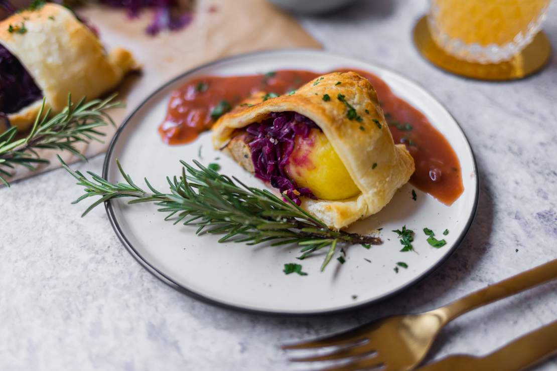 R698 Vegan Puff Pastry Wreath with Dumplings, Red Cabbage & Sausages