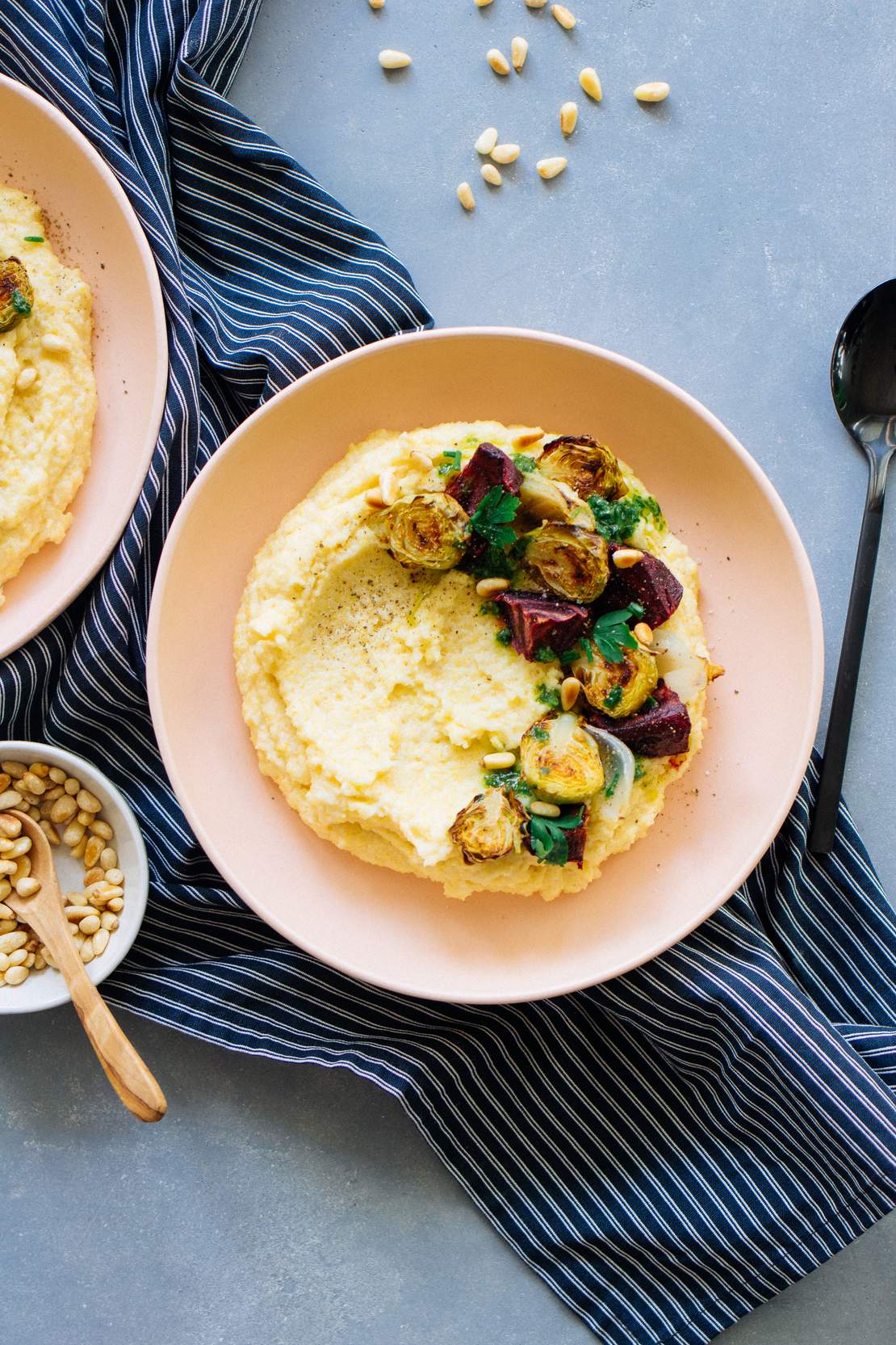 R495 Cremige Polenta mit Rosenkohl & Rote Beete