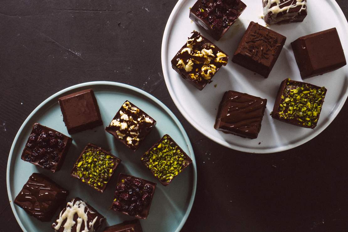 R220 No-bake chocolate biscuit mini cakes