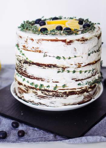 Veganer Naked Cake mit Zitrone & Thymian