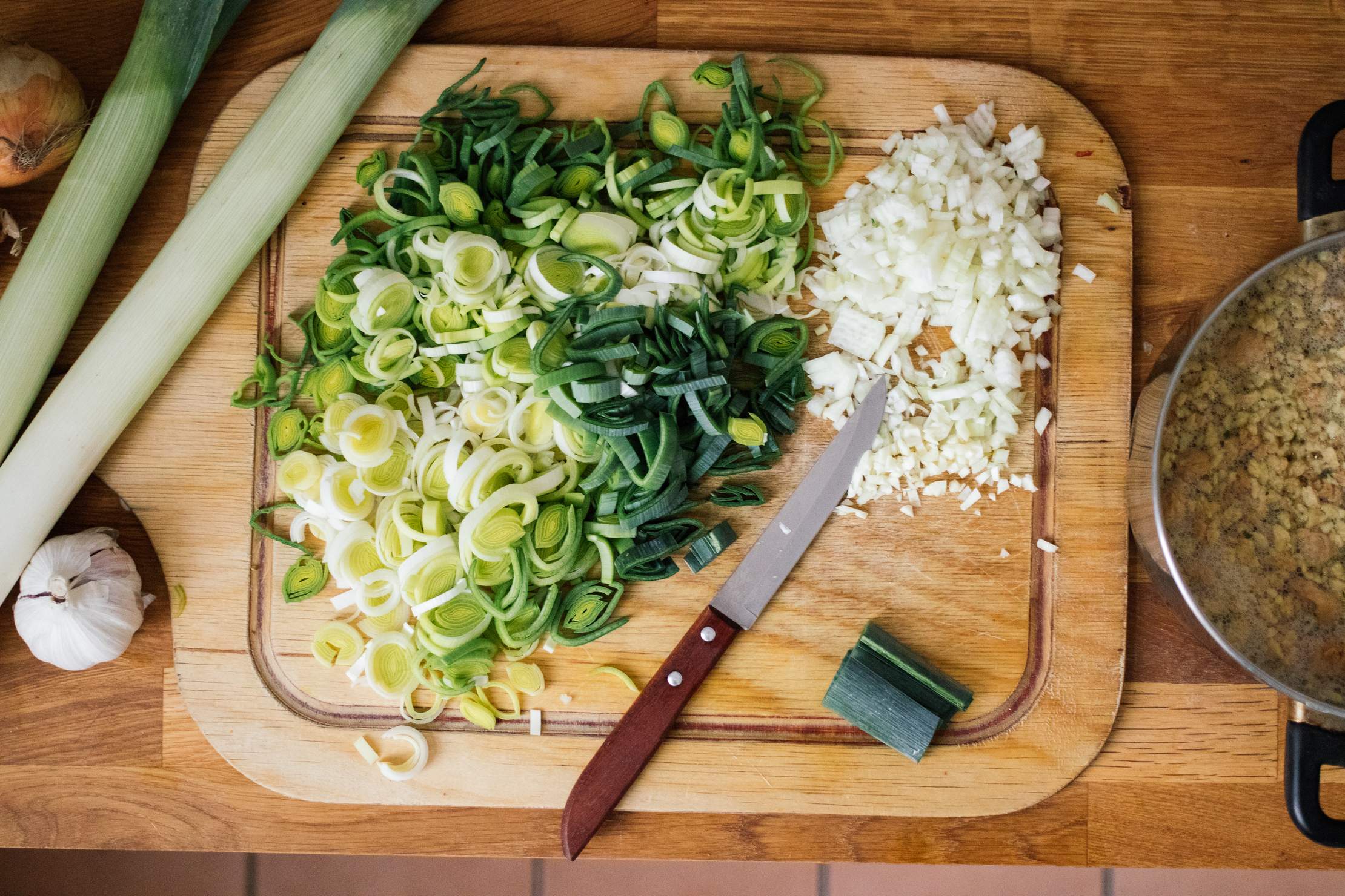 Vegane Käse-Lauch-Suppe mit Sojahack | Einfaches Rezept - Zucker&amp;Jagdwurst