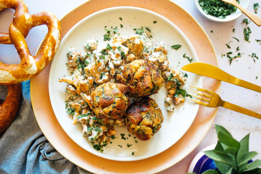 R573 Vegane Brezenknödel mit Pfifferlingsragout