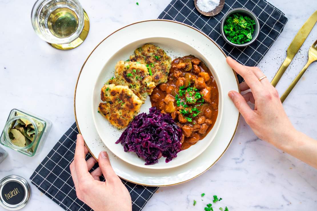 R108 Veganes Gulasch mit Pfannenknödeln & Rotkraut