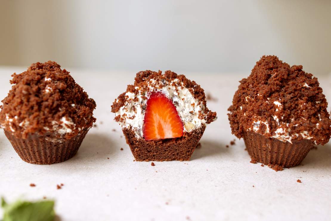 R968 Vegane und glutenfreie Maulwurfkuchen-Muffins mit Erdbeeren