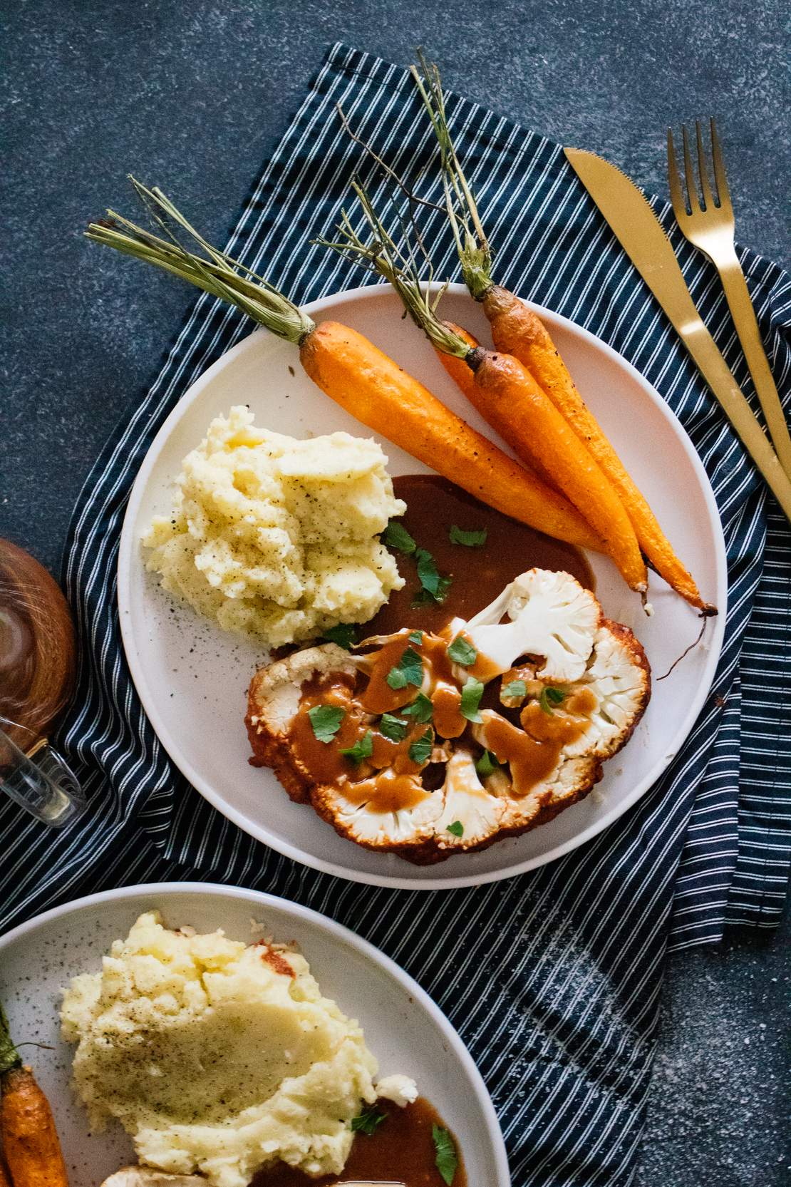 R461 Baked Cauliflower Roast with Mashed Potatoes & vegan Gravy