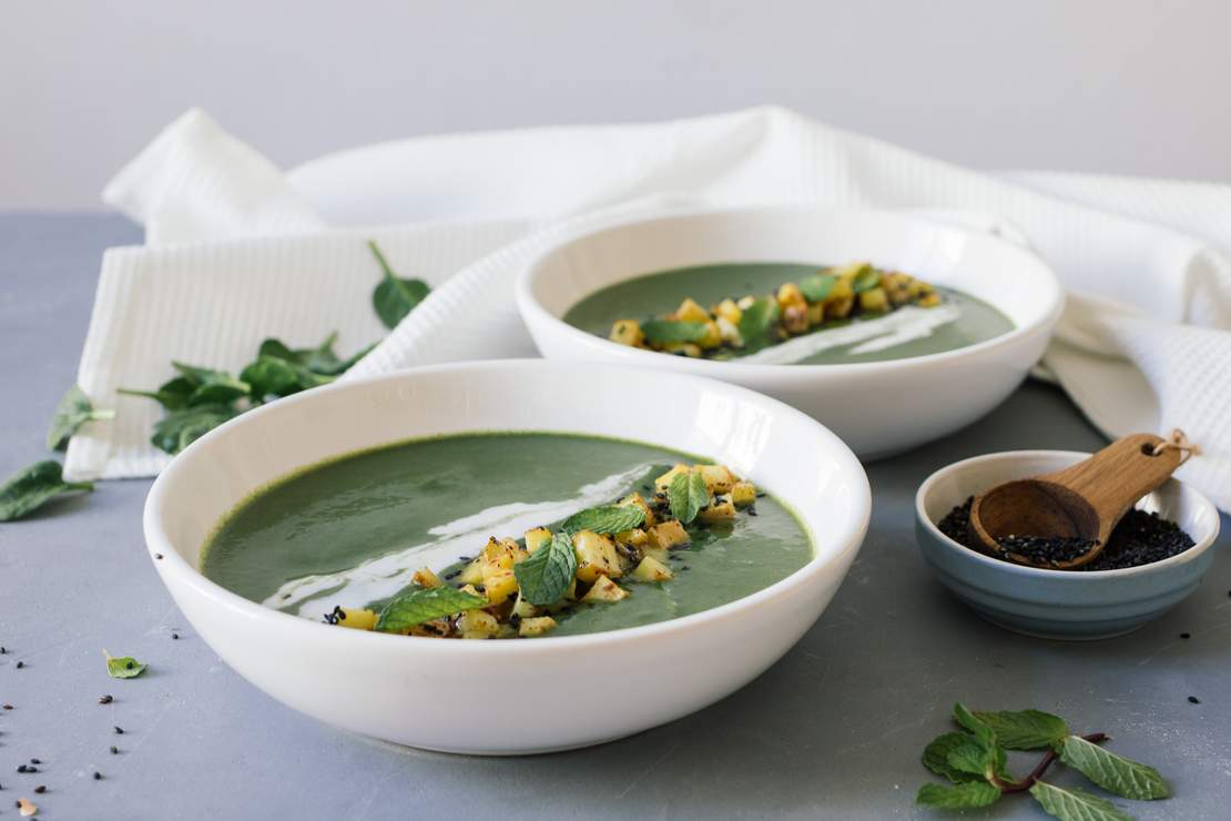 R257 Spinach soup with mint and potato topping