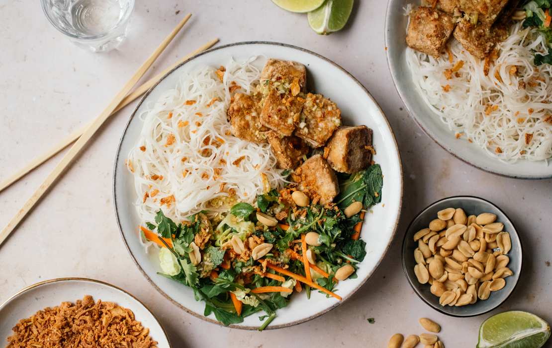 Veganer Reisnudelsalat mit gebackenem Tofu und Zitronengrasdressing