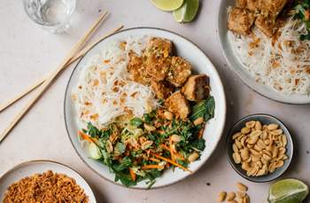 Veganer Reisnudelsalat mit gebackenem Tofu und Zitronengrasdressing
