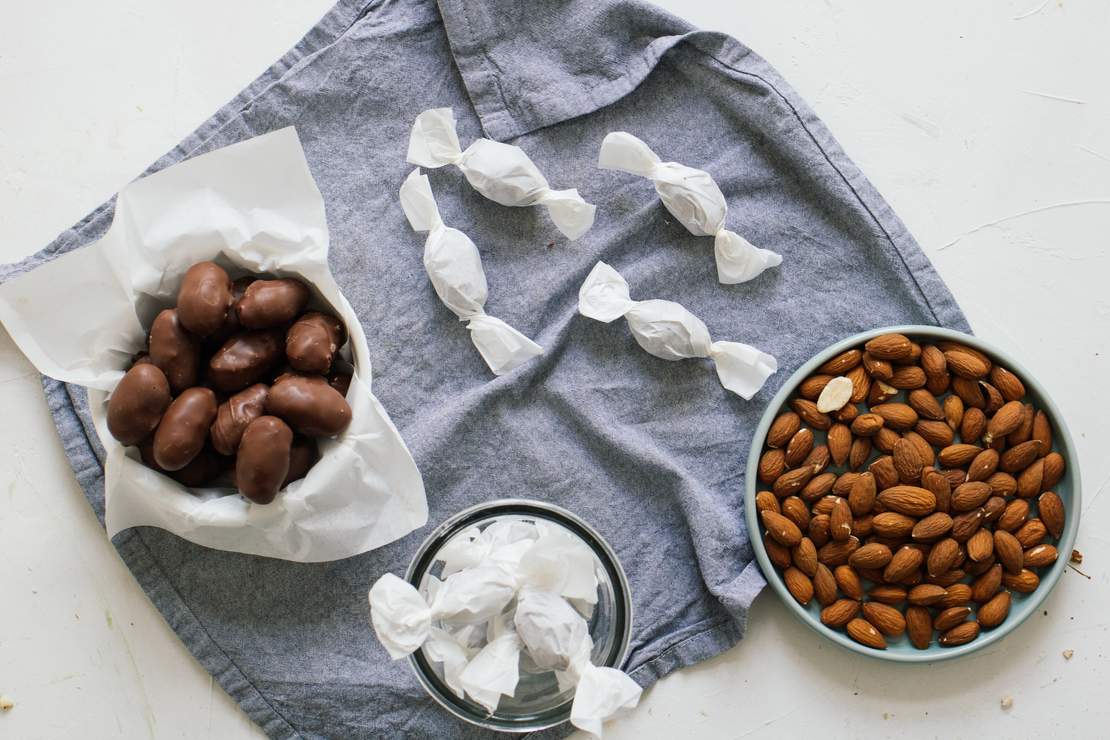 R259 Vegan „Schokobons“ (Milk Chocolate Covered Eggs Filled with Hazelnut Cream)