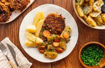 Vegane Frikadellen mit Kartoffeln und Kohlrabi-Möhren-Gemüse wie bei Oma