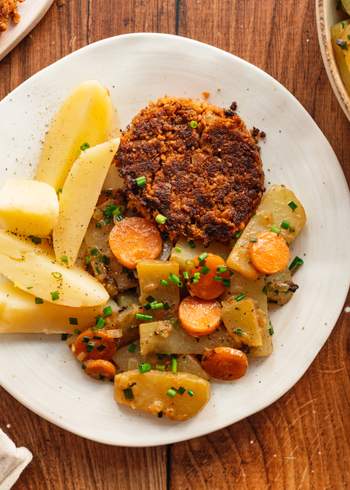Vegane Frikadellen mit Kartoffeln und Kohlrabi-Möhren-Gemüse wie bei Oma