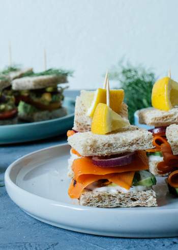 Sandwich-Häppchen mit veganem Lachs & Thunfisch