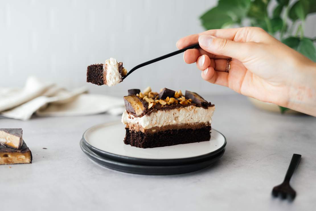 R765 Vegane Snickers-Torte