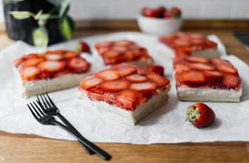 Vegan Strawberry Sheetpan Cake with Vanilla Cream