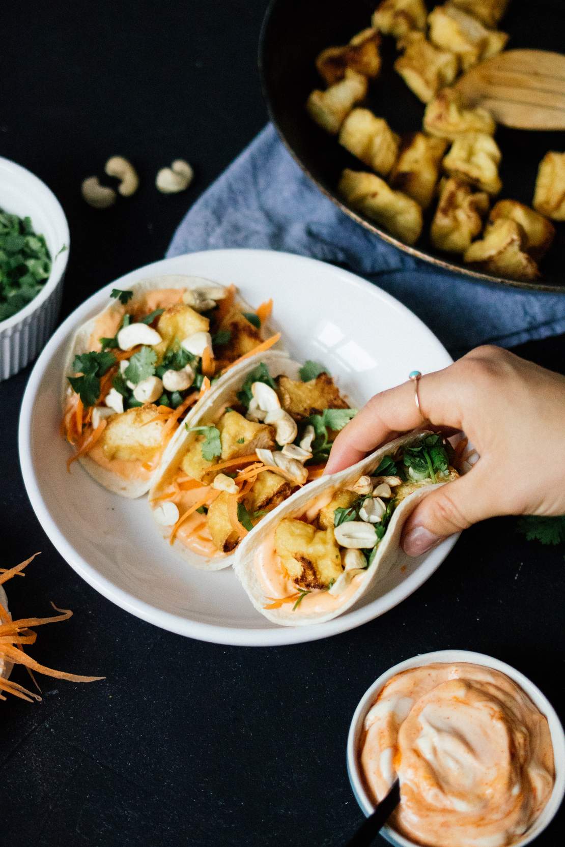 R6 Bánh mì tacos with sriracha mayo