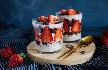 Vegane Stracciatella-Trifle mit Erdbeeren