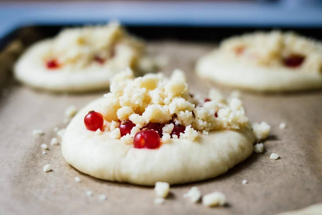 R419 Vegane Streuselschnecken mit Johannisbeeren