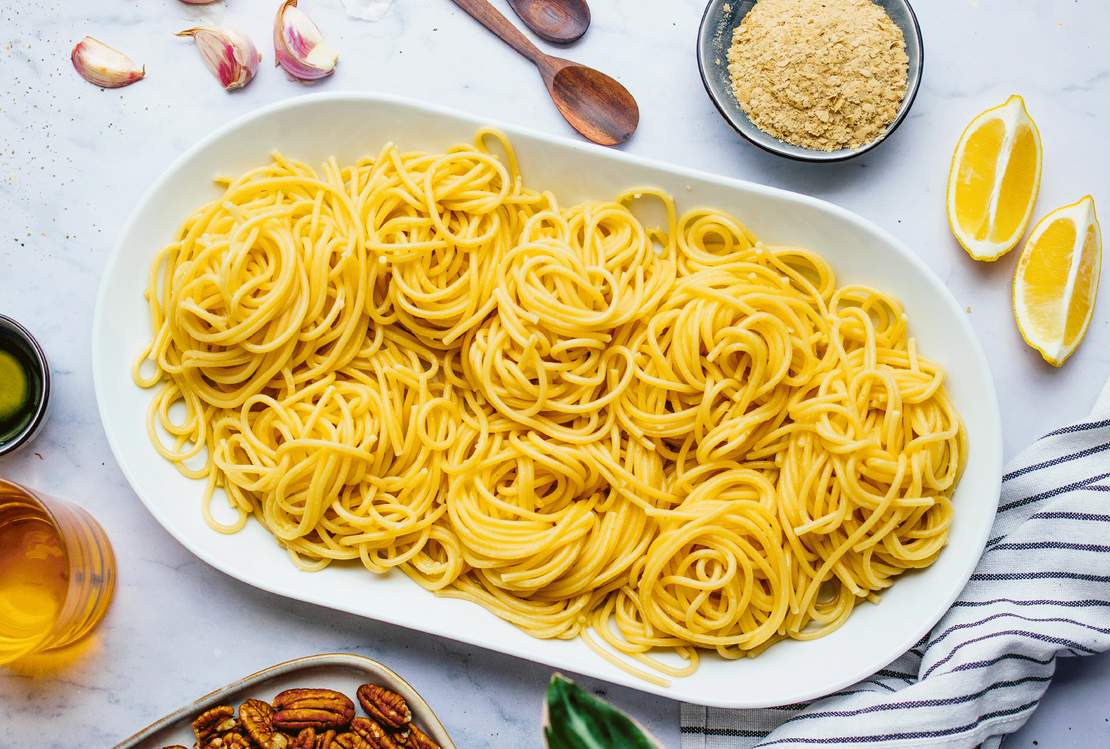 R604 Spaghetti mit Rucola-Pesto, pflanzlichen Bällchen & Pastinake