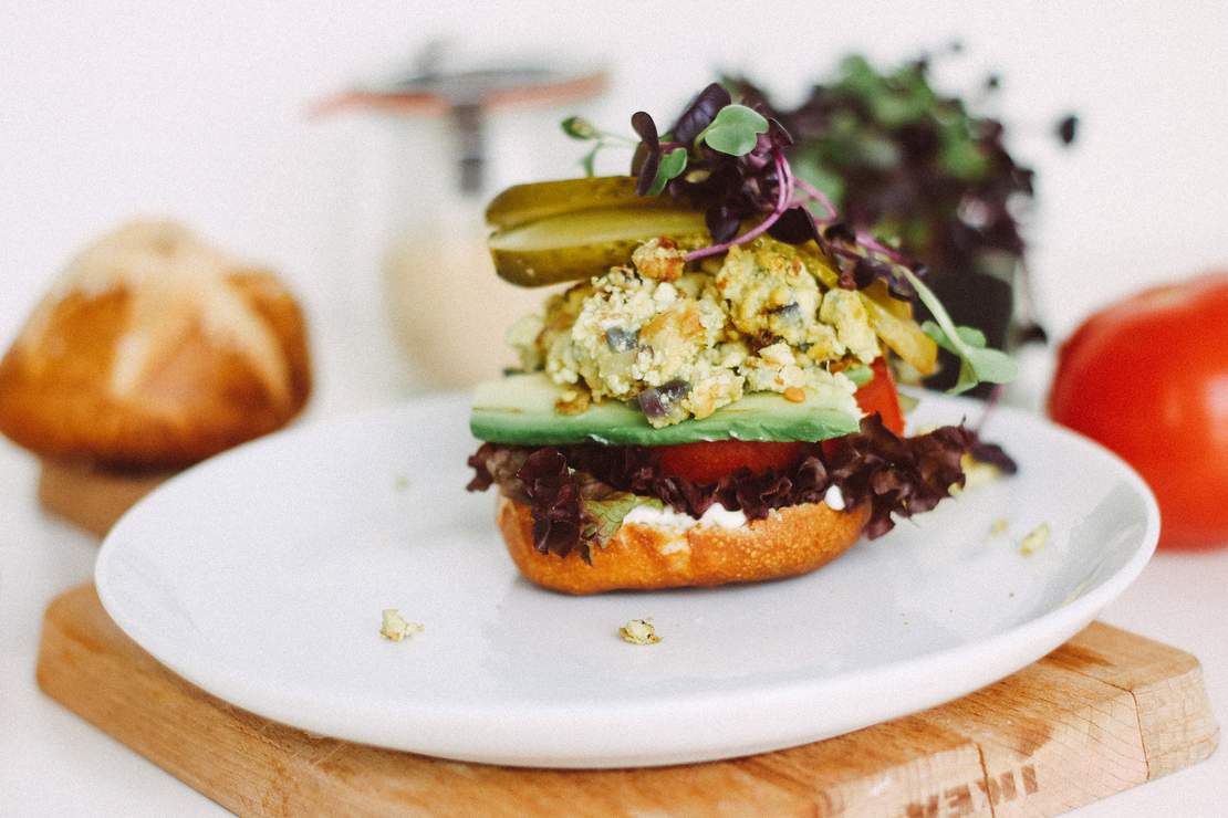 R124 Veganer Frühstücks-Burger mit Rührei