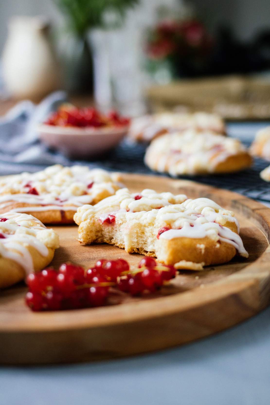 R419 Vegane Streuselschnecken mit Johannisbeeren