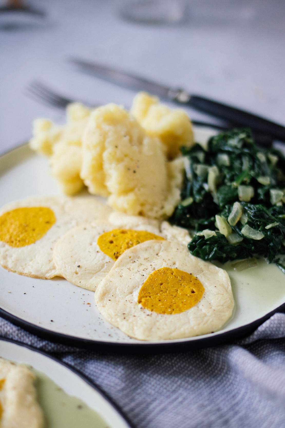 R448 Mashed potatoes with creamed spinach & vegan fried eggs
