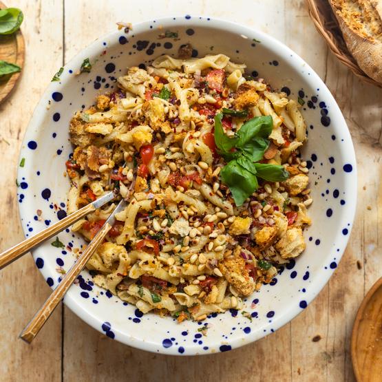 Bruschetta-Nudelsalat mit knusprigen Croûtons 