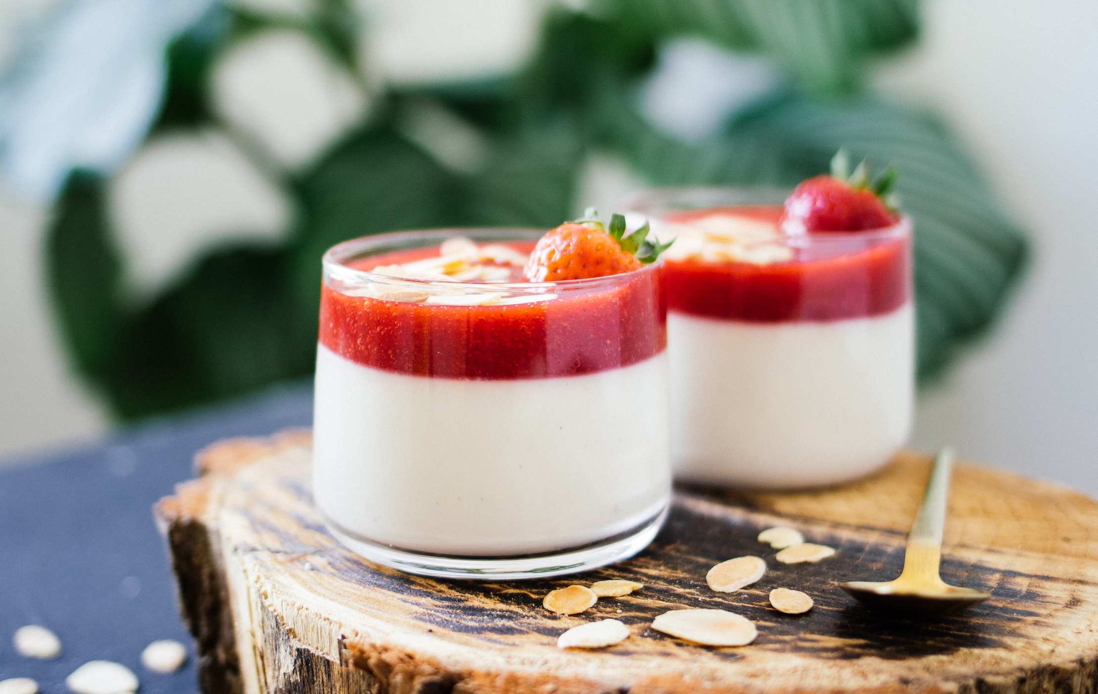 Vegane Kokos-Panna-Cotta mit Erdbeeren | sommerlich Dessert - Zucker ...