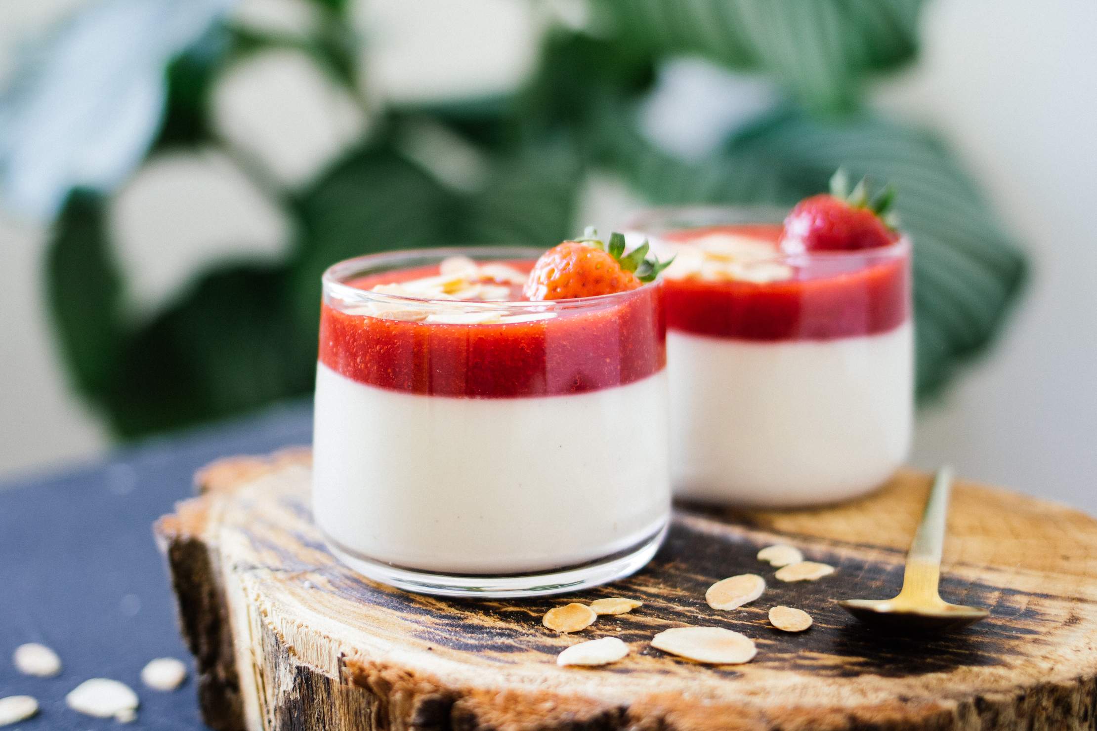 Vegan Coconut Panna Cotta with Strawberries | summer dessert - Zucker ...