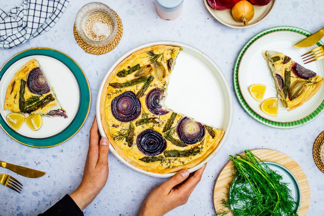 R604 Veganer Zwiebelkuchen mit Spargel