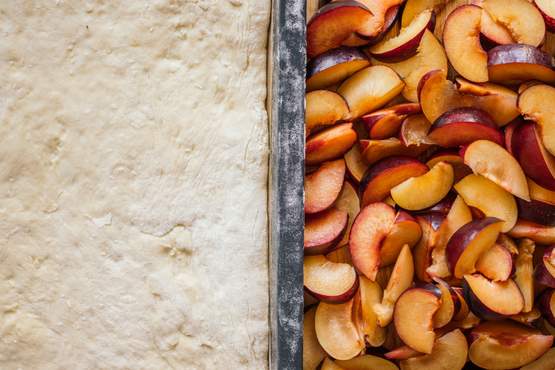 Veganer Pflaumen-Hefekuchen vom Blech mit Streuseln | Rezept - Zucker ...