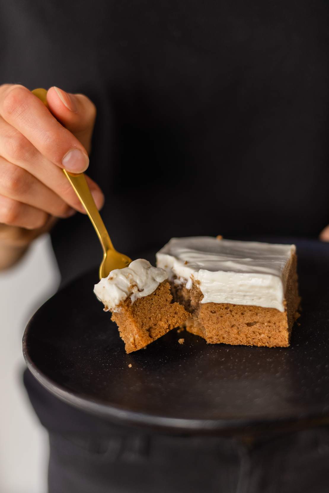 R677 Veganer Gewürzkuchen mit Frischkäse-Frosting