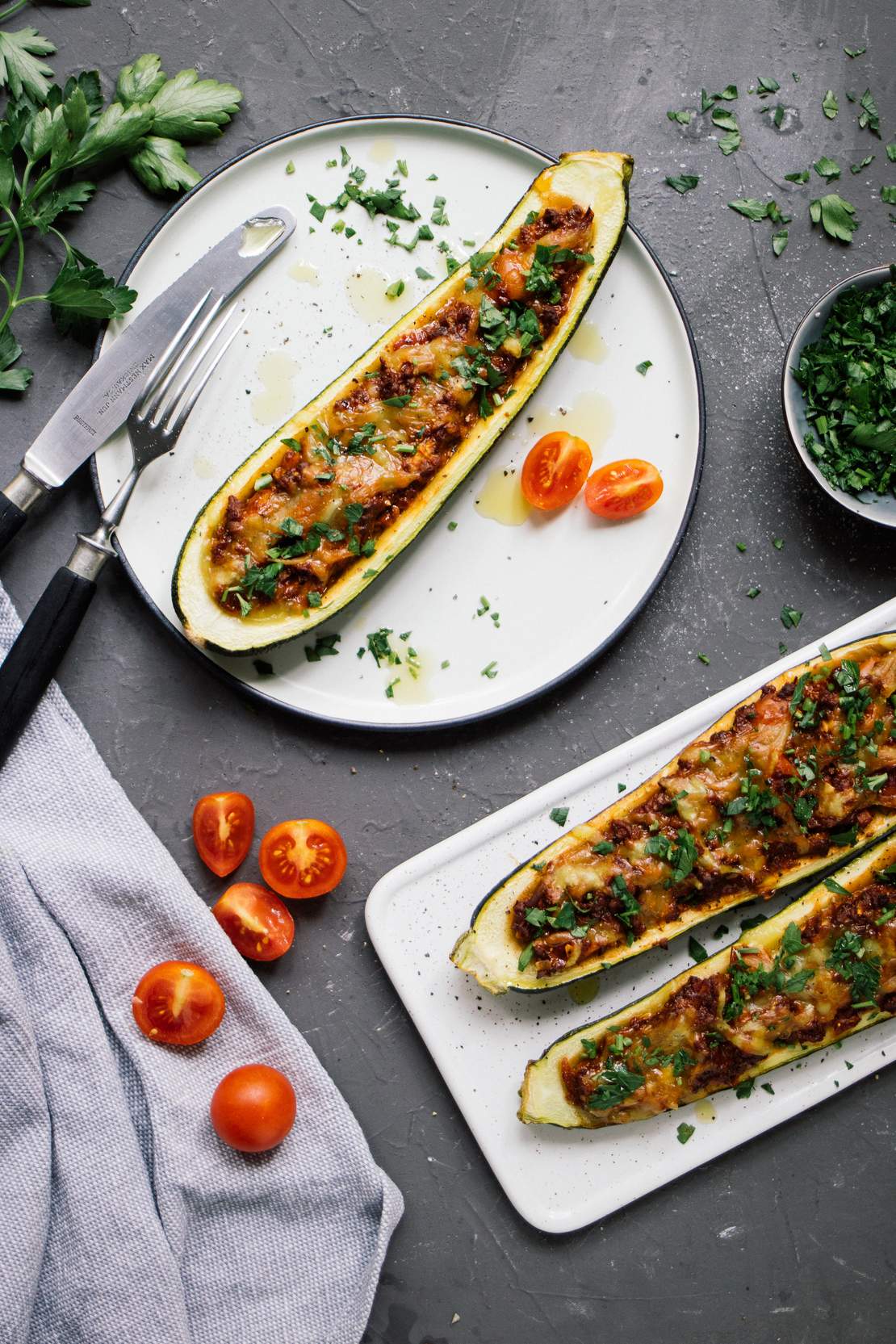 R394 Vegan „minced meat“ stuffed zucchini boats