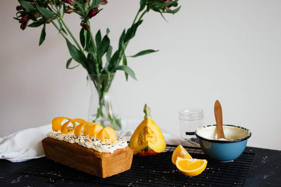 R438 Veganer Kürbiskuchen mit Tahini-Orangenglasur