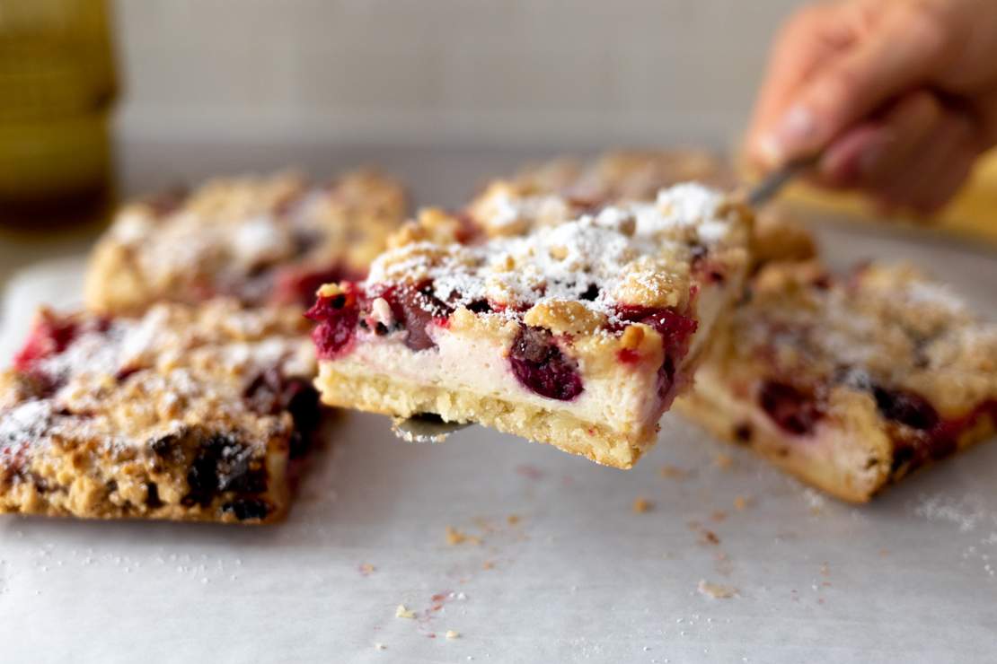 R414 Veganer Quark-Streuselkuchen mit Stachelbeeren