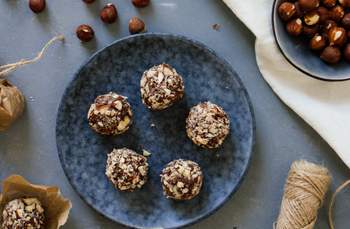 Vegan Rocher (Hazelnut Truffles) 