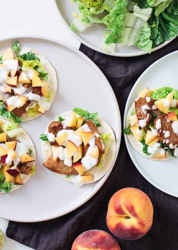 Vegane Hühnchen-Pfirsich-Tacos mit Limettenjoghurt