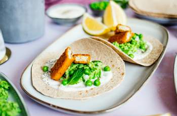 Vegane Fischstäbchen-Tacos mit Erbsen-Minz-Püree