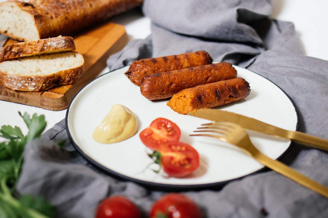 R183 Vegan & soy-free BBQ sausages