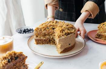 Vegan Cappuccino-Crumble-Cake with Blueberries