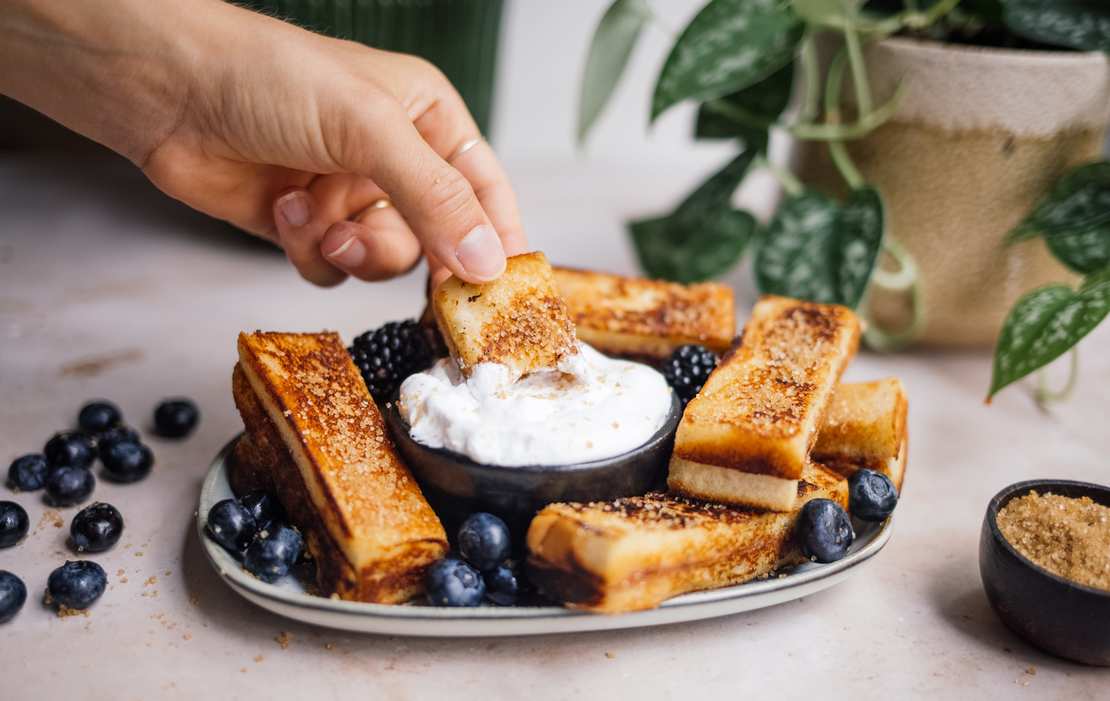 Vegane French Toast Sticks mit Erdnussbutter & Marmelade